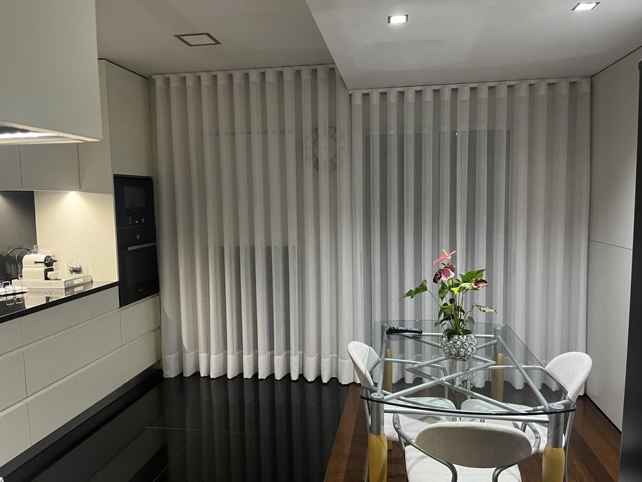 Vendo mesa vidro e 4 cadeiras