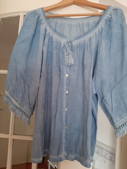 Camisola azul mesclada com botões