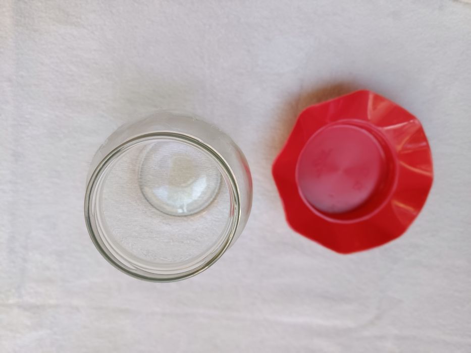 Słoik z pokrywką plastikowa czerwoną falowaną