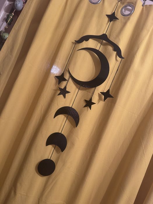 Wisząca dekoracja Killstar Cosmic projection czarna księżyc gwiazdy