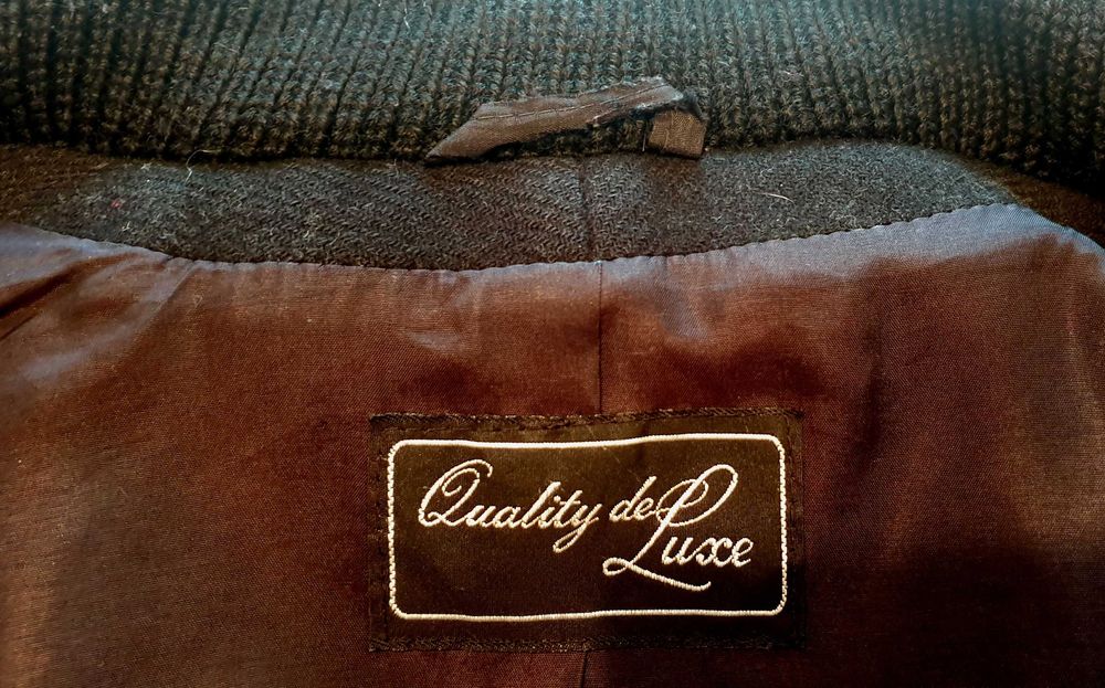 Krótki płaszcz wełniany.