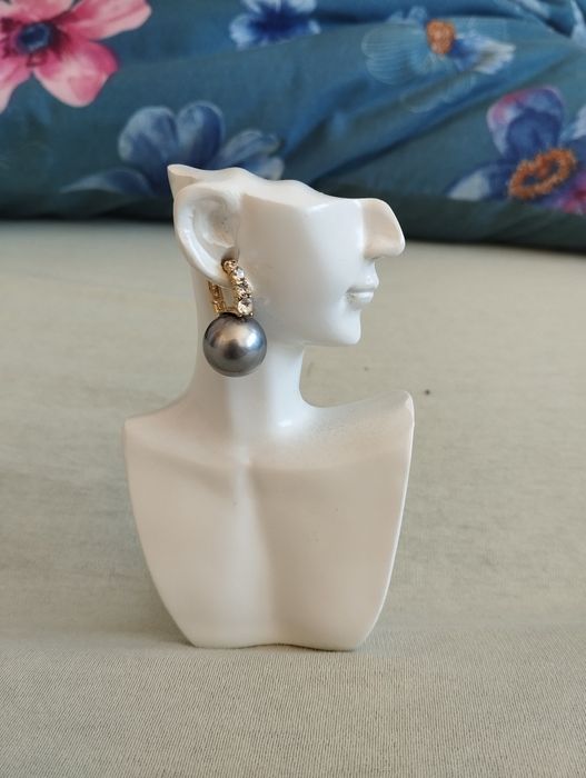 Kolczyki w kolorze złota z szarymi perłami i kryształkami