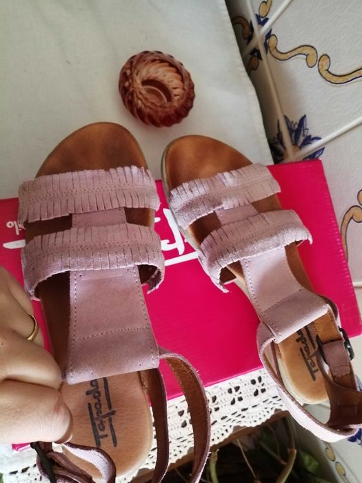 Sandálias Tapadas 37 em pele, pouco uso, ótimo estado!