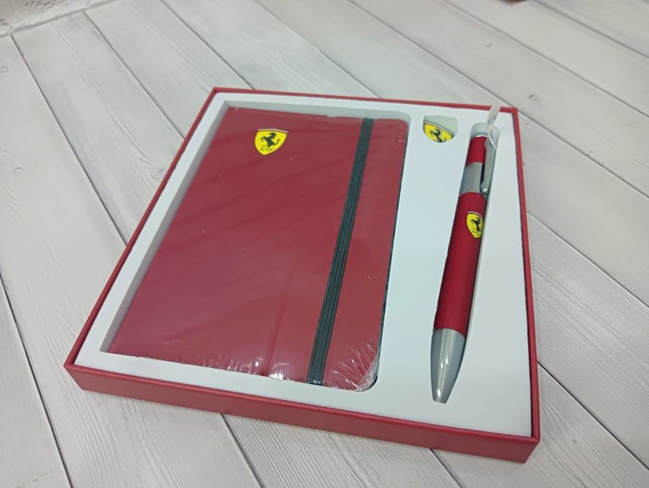 Блокнот з ручкою Ferrari А6 значок