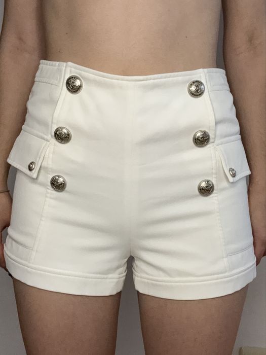 Білий комплект Balmain style: шорти з декоративними ґудзиками