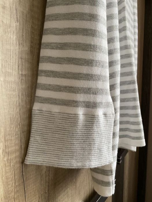 Biały sweterek w szare paski z białym kołnierzem oraz guzikami w rozmi