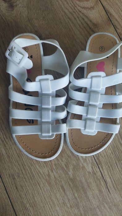 Nowe białe  sandały + gratis r. 34