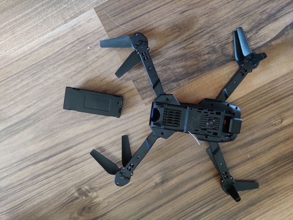 Квадракоптер Е99