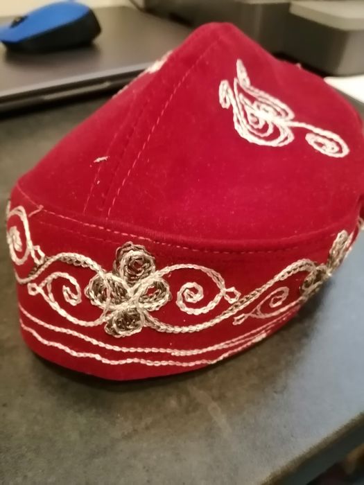 Czapka krymka, bordowa, haftowana