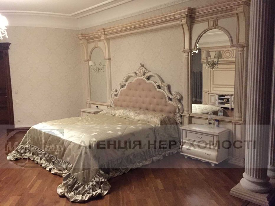 Продається триповерховий будинок.