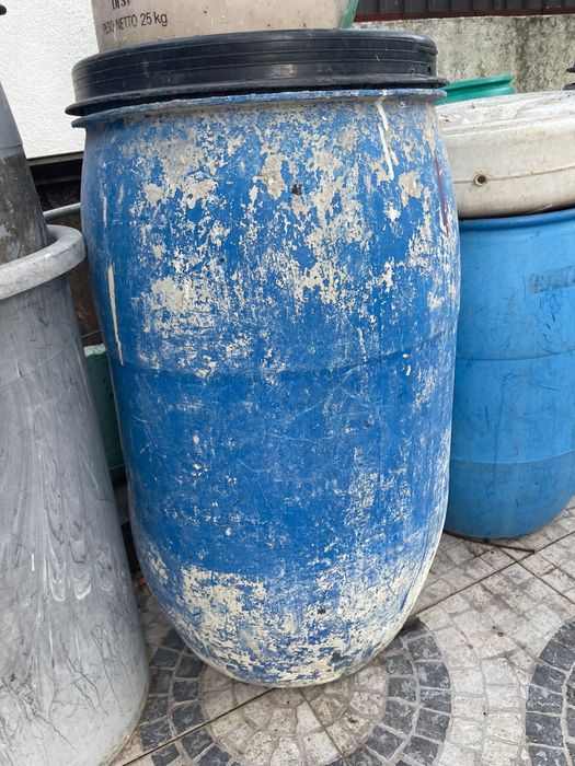 Varios bidons de varios tamanhos