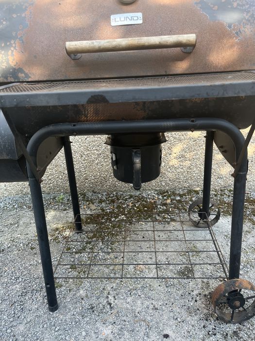Grill węglowy z wędzarnią