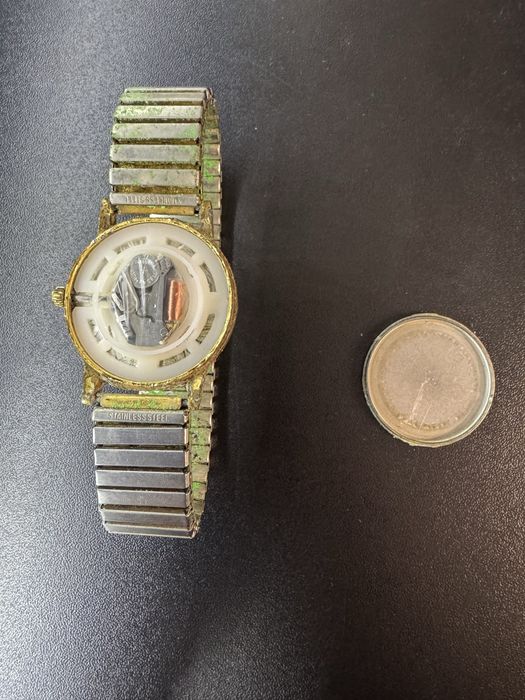 Stary sprawny zabytkowy zegarek naręczny trend design