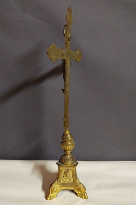 Crucifixo de altar antigo.