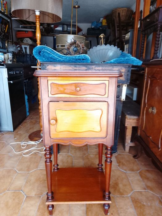 , Mesa de cabeceira com base de mármore e penico, século