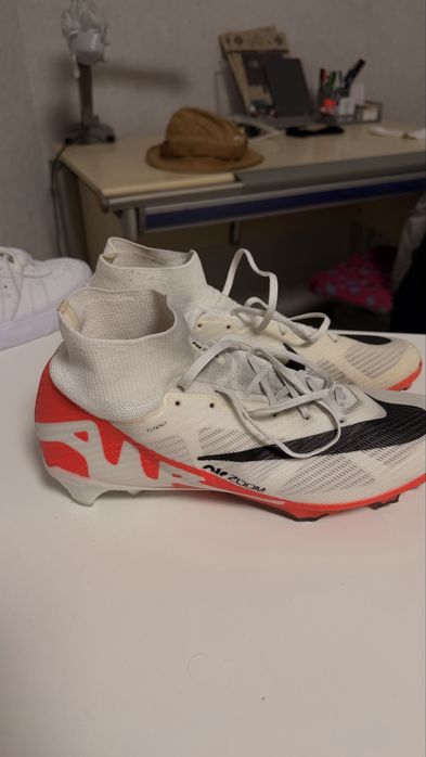 футбольные кроссовки Nike