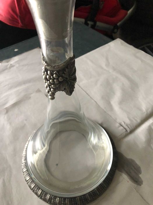 garrafa antiga e muito bonita  ornamentada a estanho