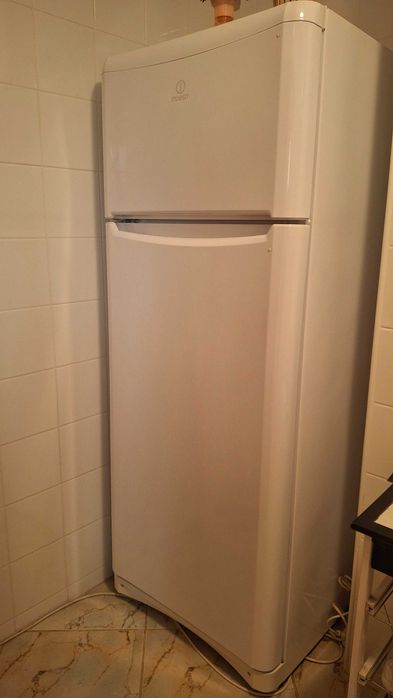 Frigorífico Indesit Combinado 2 portas