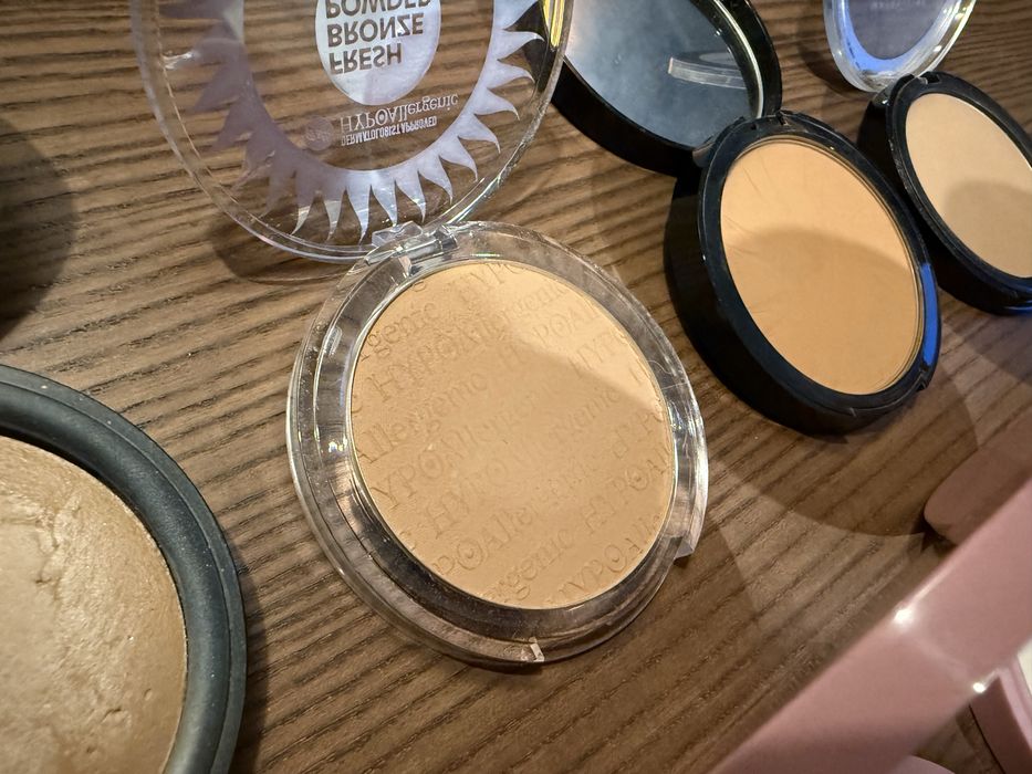 Zestaw pudrowych produktów do twarzy. Do kufra, do zabawy, do testów
