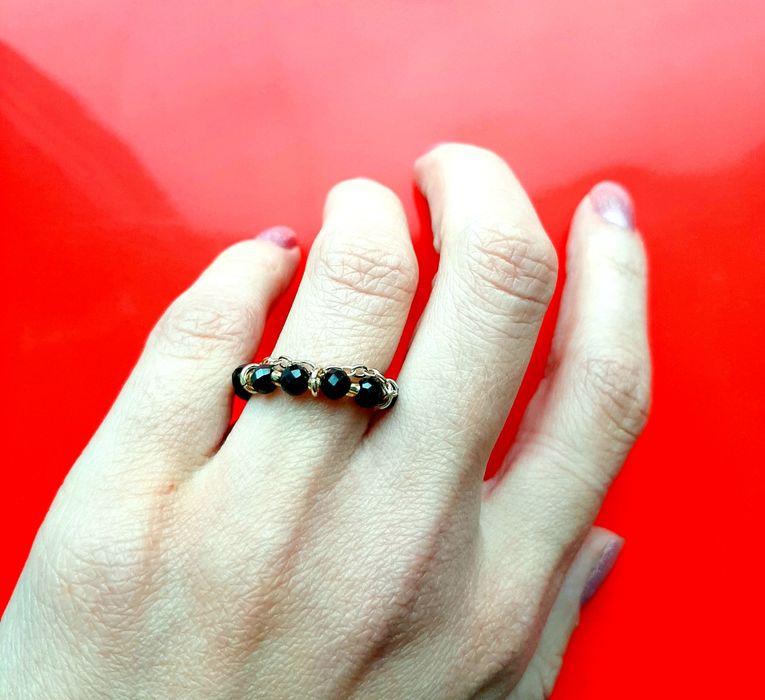 Кольца из жемчуга, аквамарина, чёрной шпинели, апатита и других камней