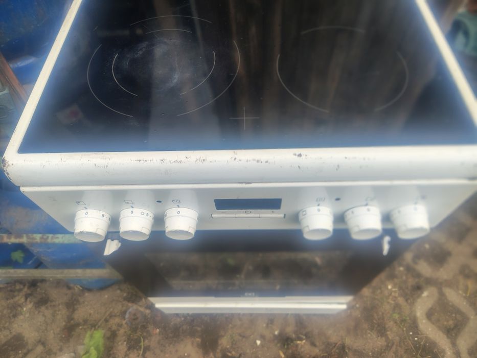 Kuchenka elektryczna z piekarnikiem Electrolux EKC54550 0W