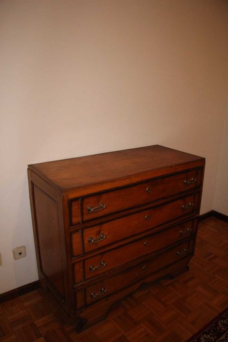 Comoda de madeira escura