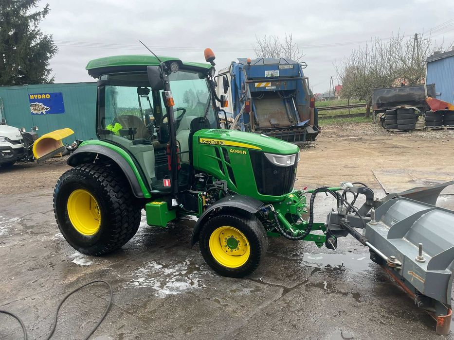 John Deere 4066R Pług śnieżny zamiatarka solarka traktor komunalny