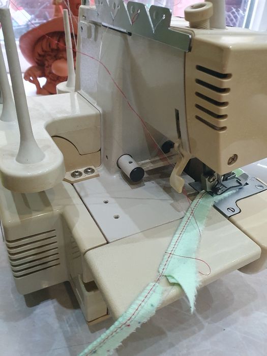 Продам оверлок singer 14 u134