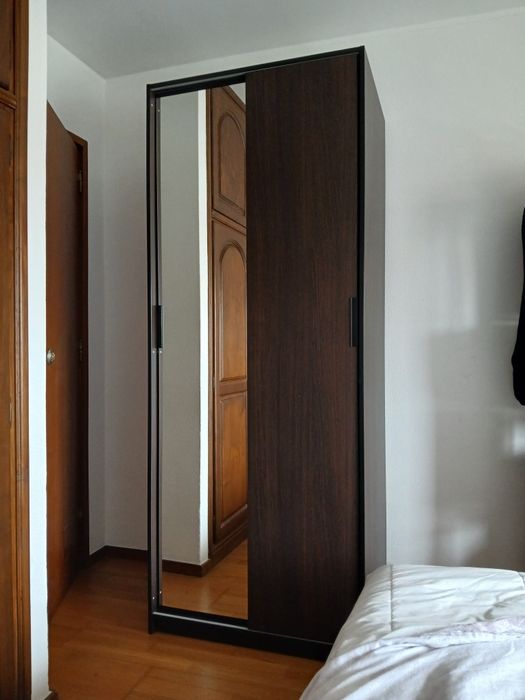 Roupeiro alto com espelho