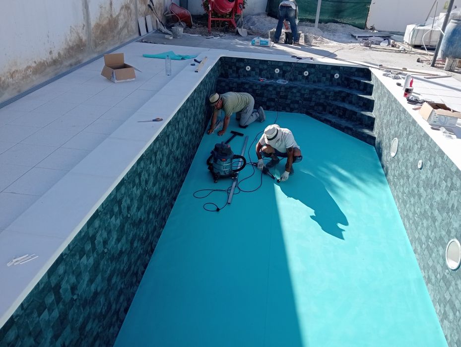Construção de piscinas em betão acabamento de interior em tela armada vulcanizada no local