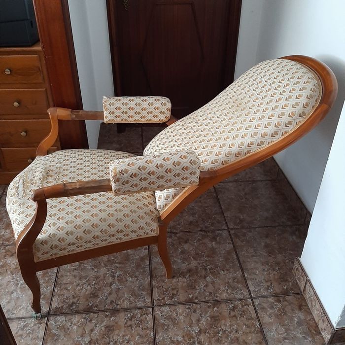 Cadeirão de regular altura ,parte traz inclina também