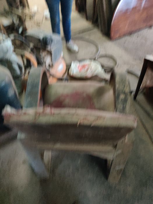 Cadeirão antigo em madeira