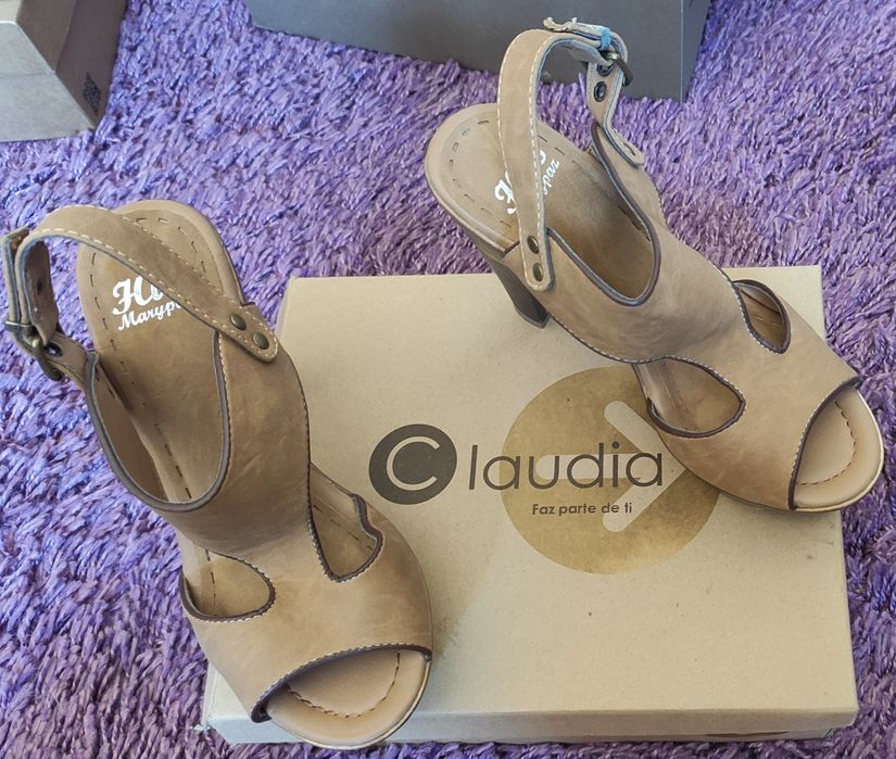 Sapatos altos em caixa