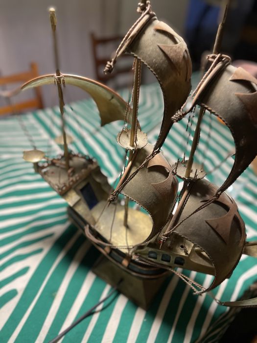 Caravela em cobre com luzes no interior