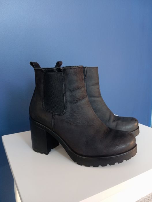 Czarne buty zimowe na obcasie
