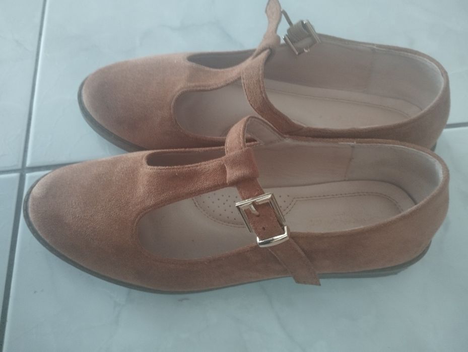 Sapatos de senhora muito confortáveis e bonitos,muito pouco uso,em mui