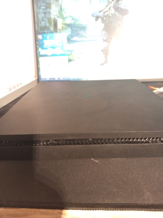 Ps4 w bardzo dobrym stanie + gry moge sie tez zamienic