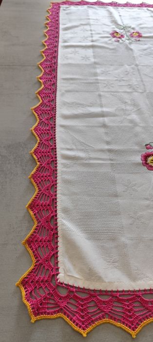 Toalha de Mesa Bordada com Acabamento em Crochê