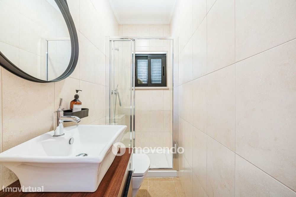 Moradia T3+1 de design moderno, com jardim, na Quinta do Anjo