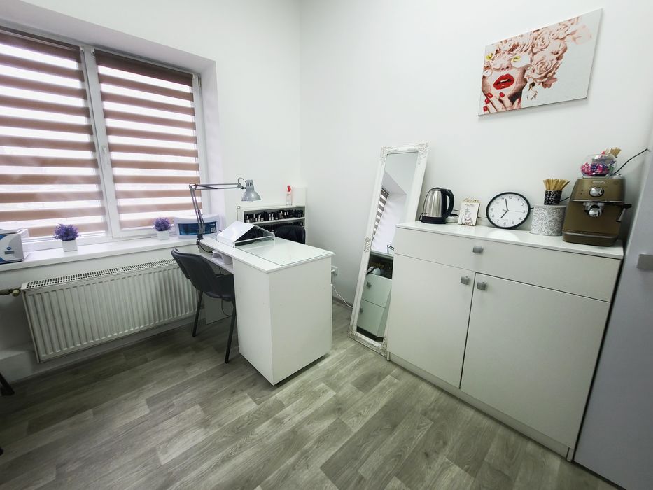 Сдам в аренду место мастеру маникюра Левобережный 3