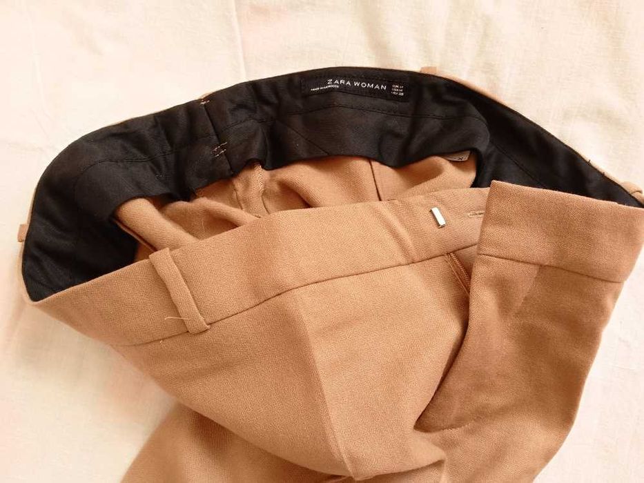 Zara. Жіночі брюки в бежевому кольорі.