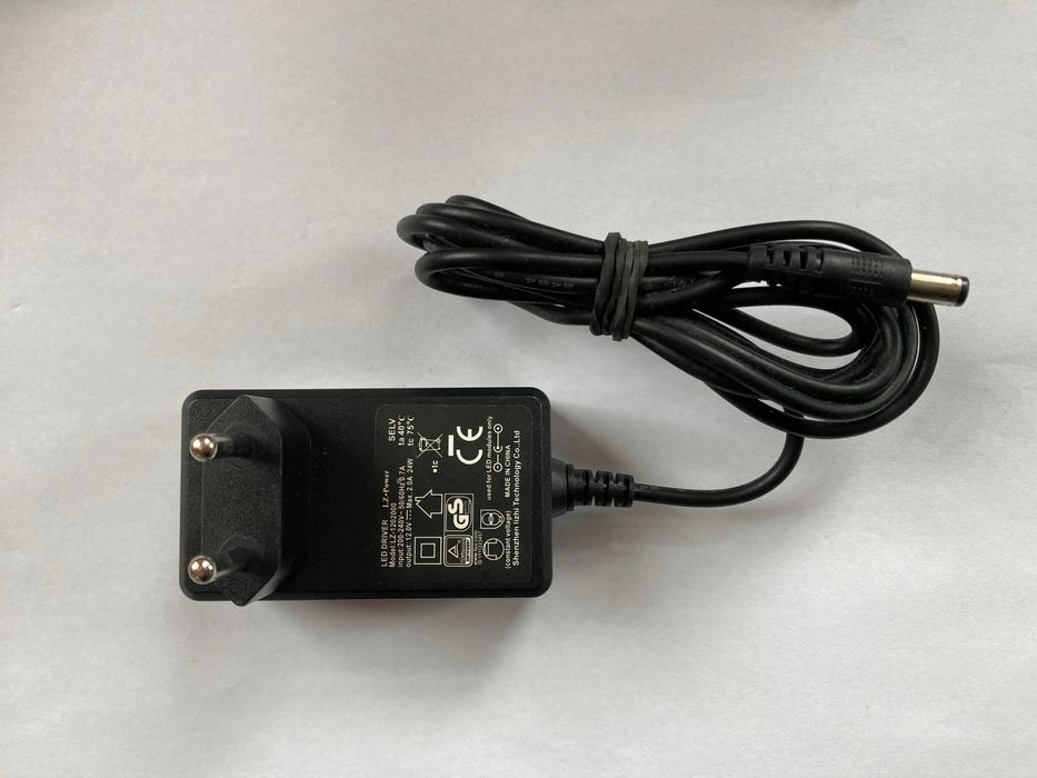 Zasilacz 12V 2A , (+) w środku , wtyk fi 5,5/2,1 mm