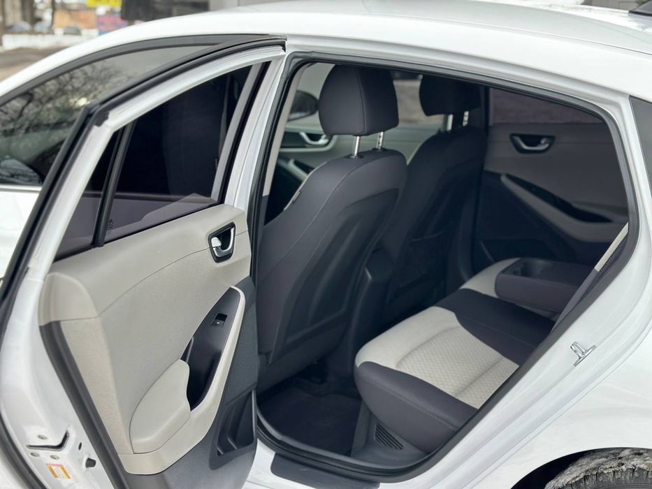 Hyundai Ioniq hybrid в идеальном состоянии