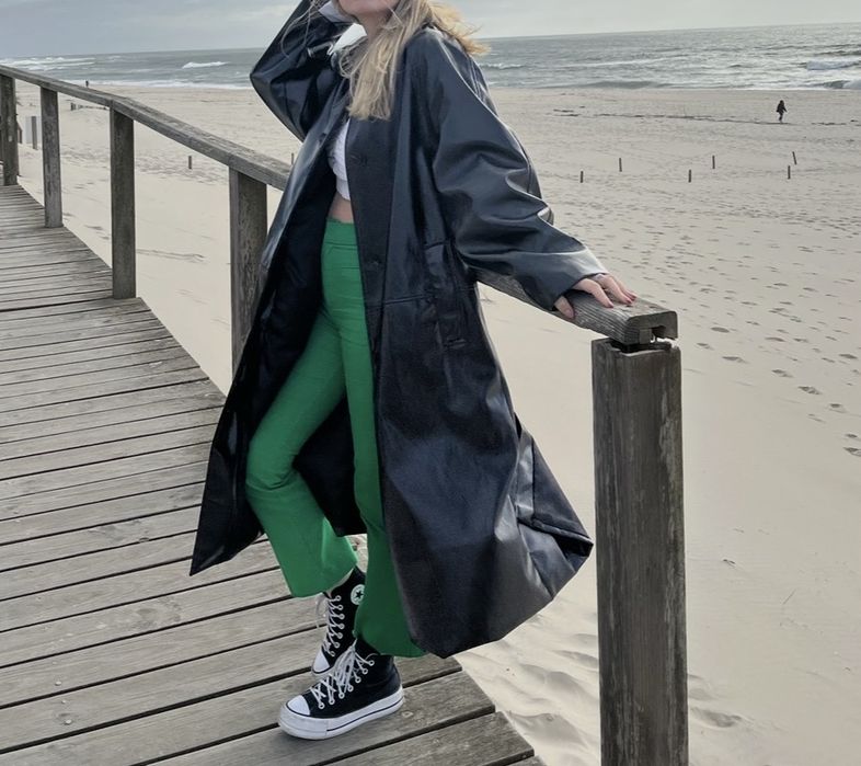Gabardine preta envernizada Pull&Bear