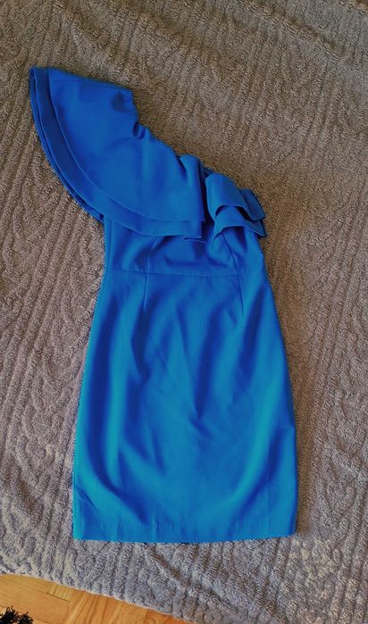 niebieska sukienka asymetryczna