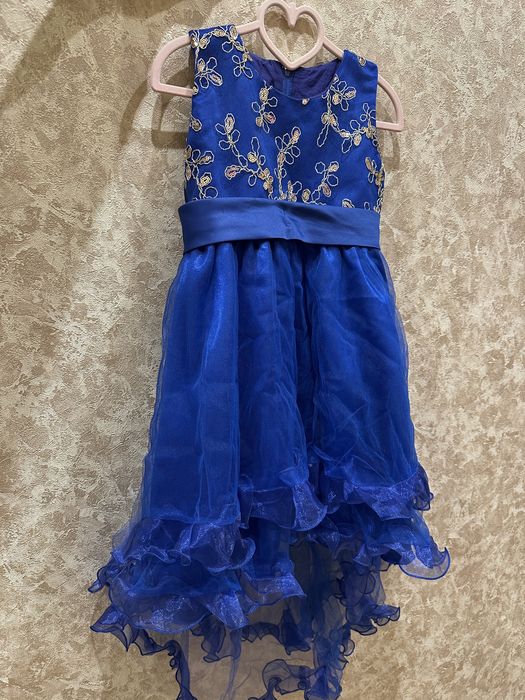 Святкова сукня зі шлейфом