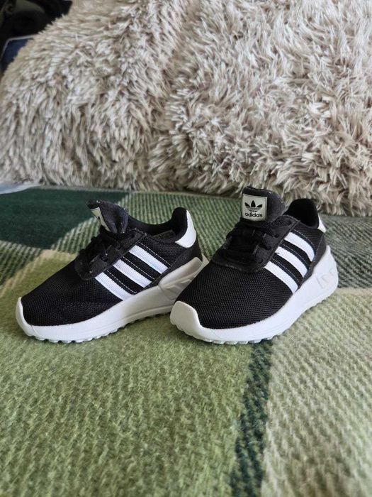 Продам дитяче взуття кросівки, сапожки зимові, сандалі 20-25розміри