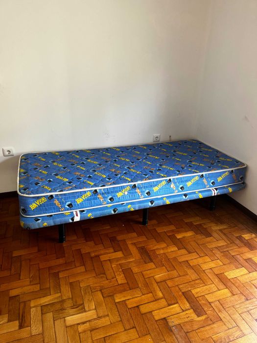 4 camas de solteiro (com colchão) | Em óptimo estado