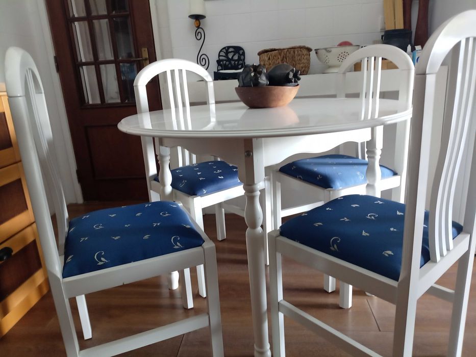 Mesa e quatro cadeiras em madeira maciça lacadas a branco + conjunto de dois cortinados e sanefa