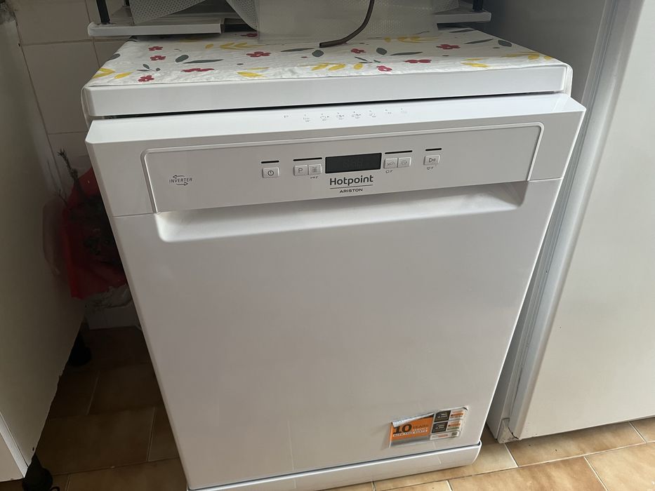 Vendo essa maquina de loiça por motivo de modança. Ela um ano de uso e tem recibo e garantia.